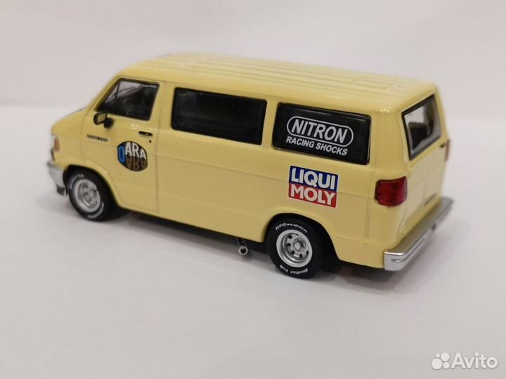 Модель Tarmac Works Dodge Van 1:64