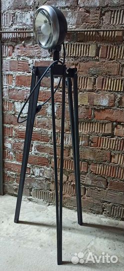 Светильник лофт на треноге