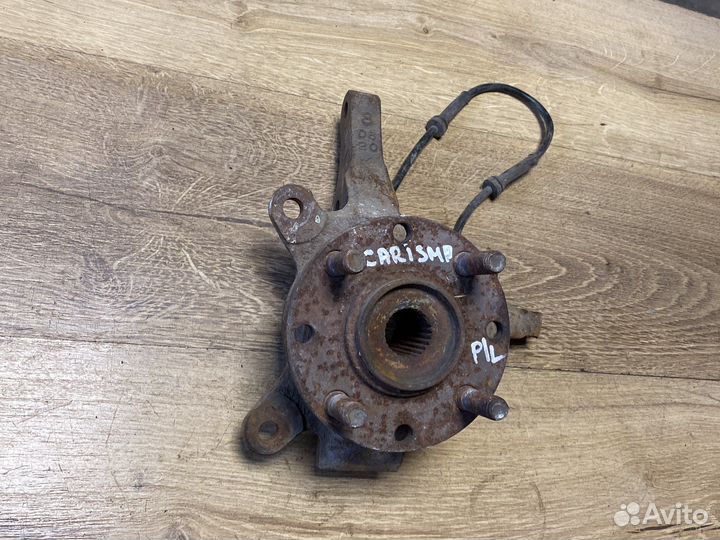 Mitsubishi carisma передняя левая ступица,кулак