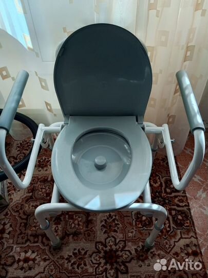 Продам кресло с санитарным оснащением