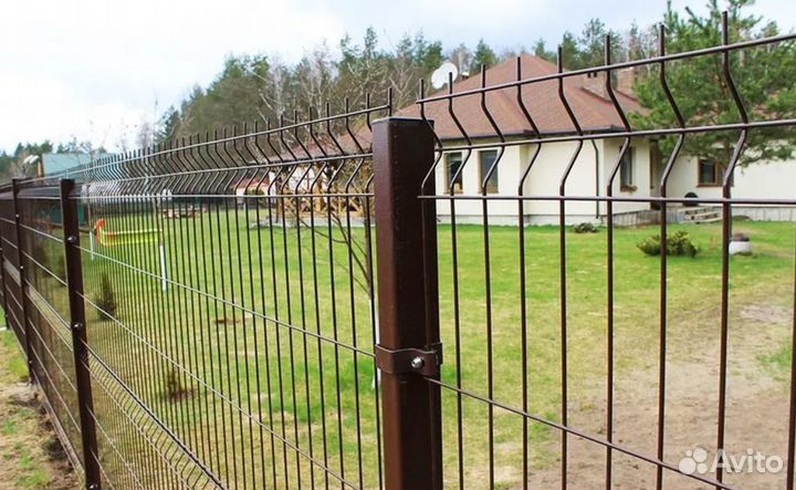 Забор металлический с металлическими столбами под