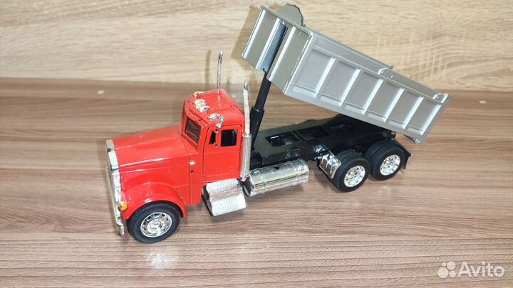 Модель самосвала Peterbilt 379 welly 1:32