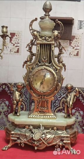 2 бронзовых подсвечника и одни часы с малахитом