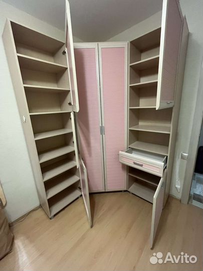 Детский уголок со столом и полкой