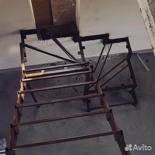 Лестница из металлокаркаса