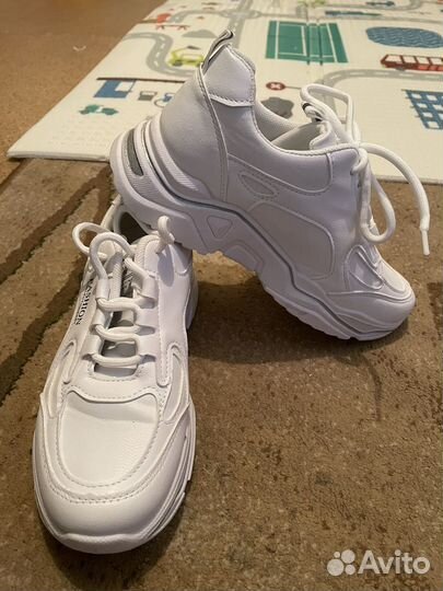 Кроссовки женские