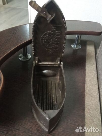 Старинный угольный утюг