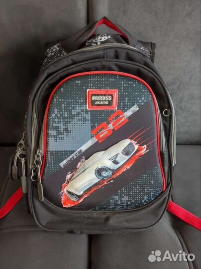 Школьный рюкзак и обувь