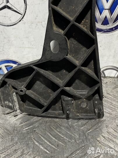 Кронштейн переднего бампера левый Audi A4 B7