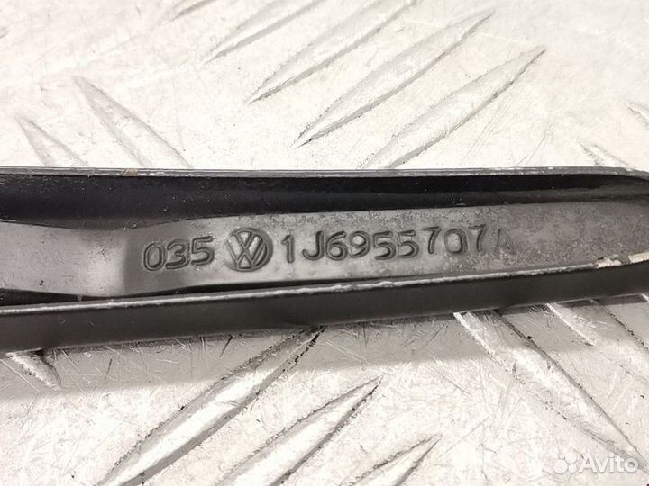 Щеткодержатель задний Volkswagen Passat B5 рест