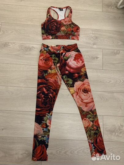 Спортивные лосины и топ