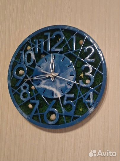 Часы настенные ручной работы из смолы и моха