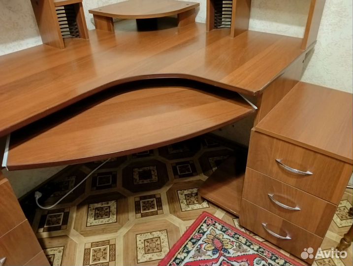 Компьютерный стол угловой