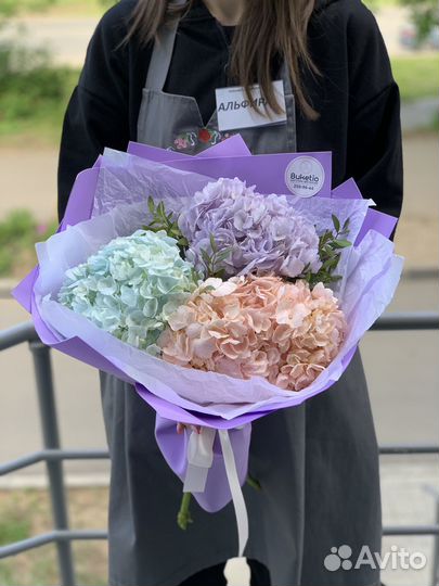 Букет из ирисов, и роз белые красные, гортензии