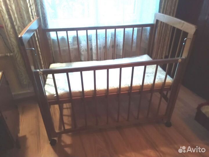 Детская кроватка с матрасом на колёсах Можга