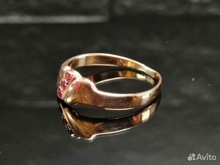 Золотое кольцо 585 пробы, массой 2,45 грамма. (18