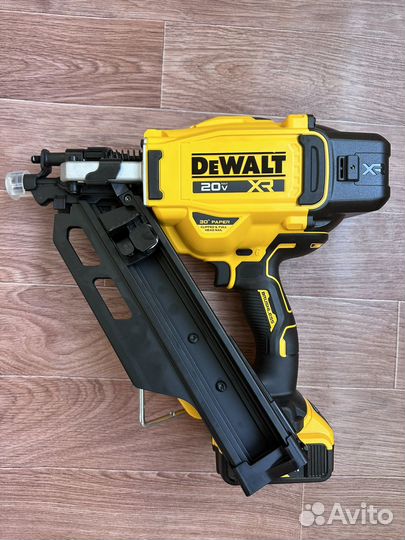 Нейлер DeWalt dcn930b