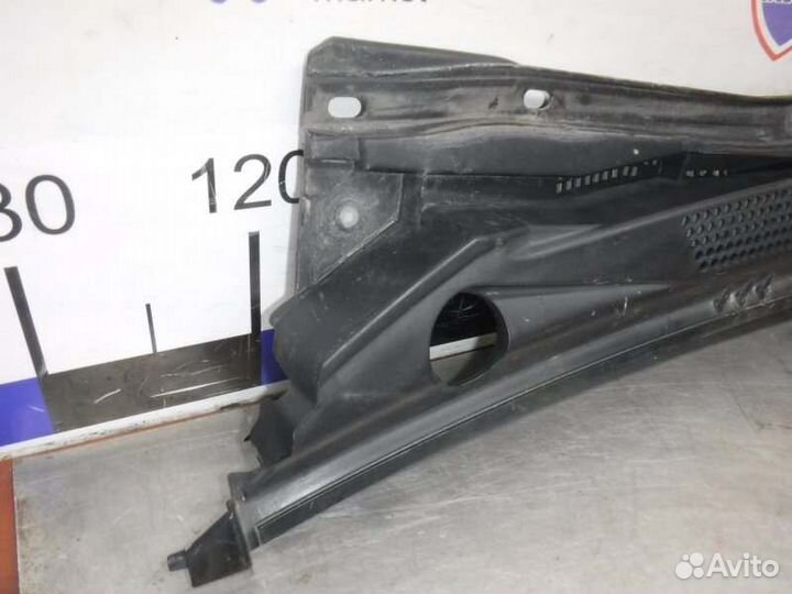 Решетка под лобовое стекло передняя левая