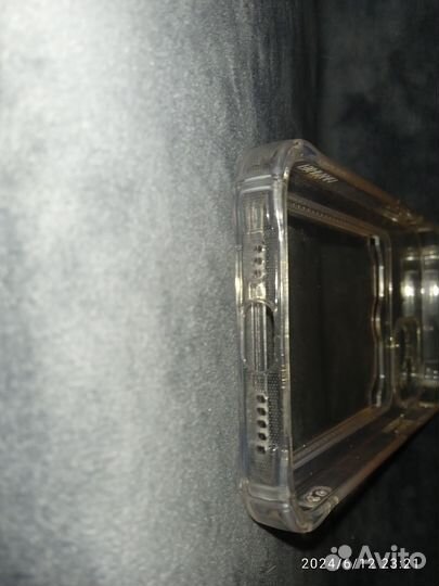 Чехол прозрачный на iPhone 13