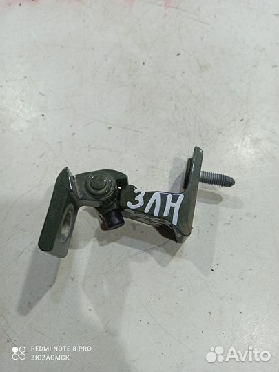 Петля двери(задняя левая нижняя)