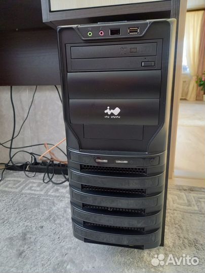 Игровой компьютер с монитором и клавиатурой