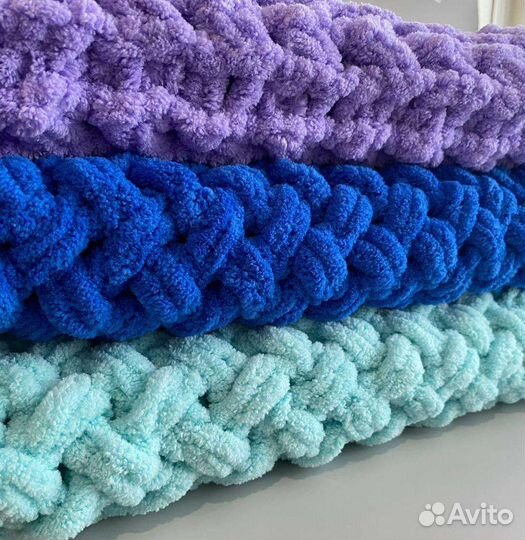 Вязанные пледы для новорожденных и погремушки