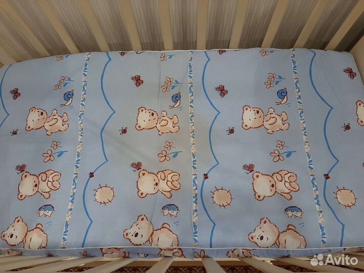 Детская кроватка с маятником