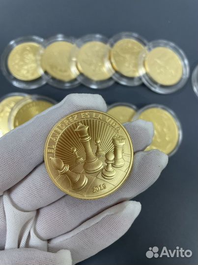 Золотая монета Камеруна 