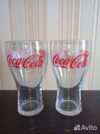 Стаканы и мишки кока-кола