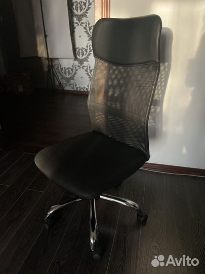 Компьютерное кресло на колесиках