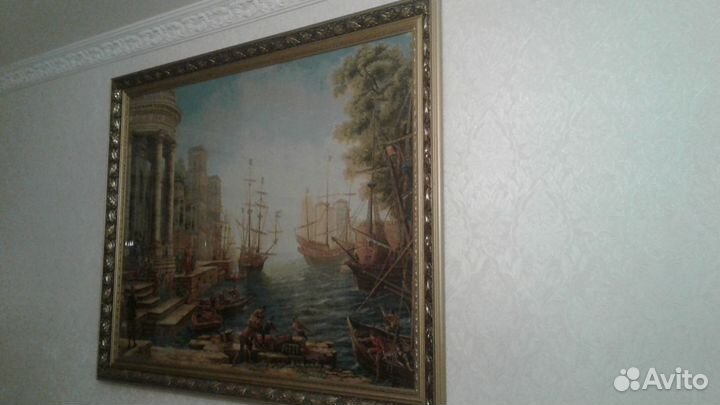 Гобелены в золотых рамах под стеклом