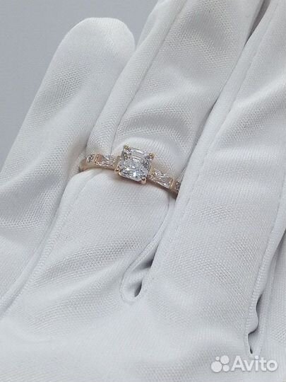 Золотое кольцо с фианитом 17р