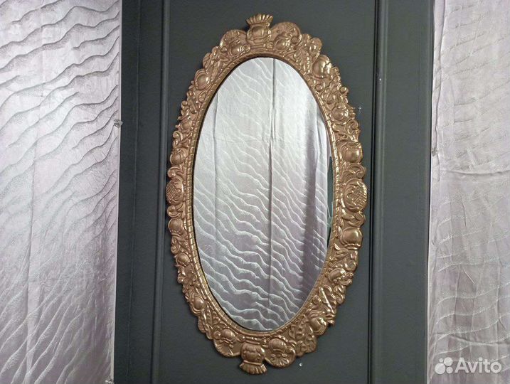 Интерьерное зеркало в узорной раме