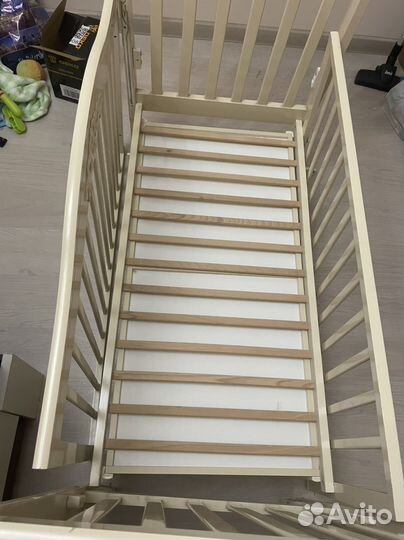 Детская кроватка с маятником