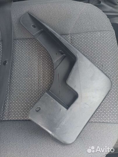 Брызговик передний левый Renault logan