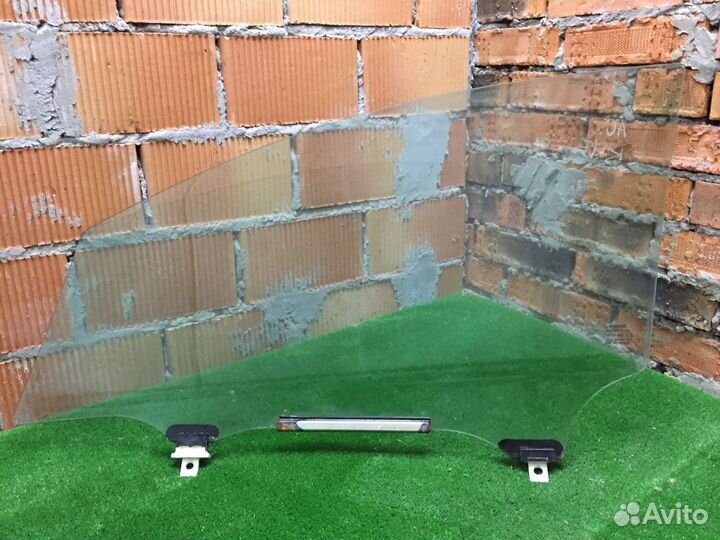 Стекло двери правое Toyota Auris E150