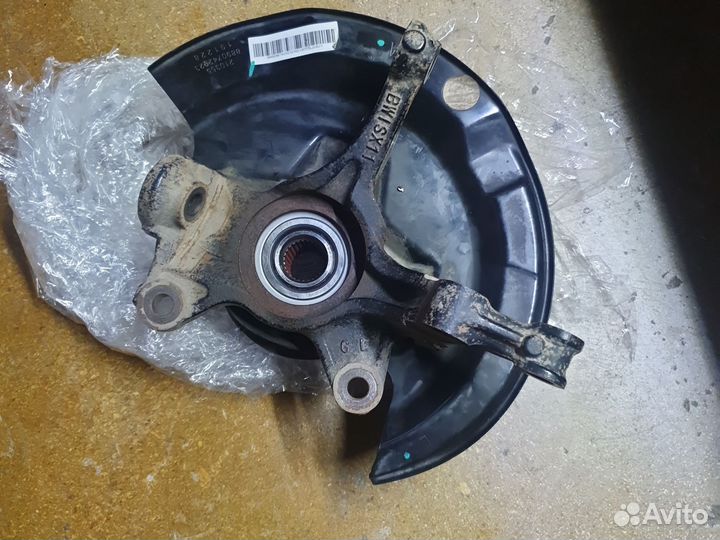 Поворотный кулак передний левый в сборе