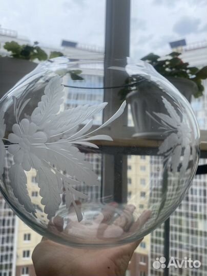 Большая стеклянная ваза