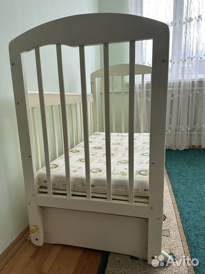 Детская кроватка с маятником белая