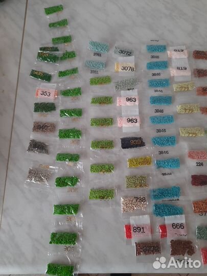 Стразы и инструменты для алмазной мозаики