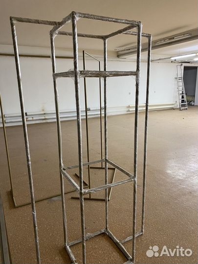 Вешалка напольная металлическая