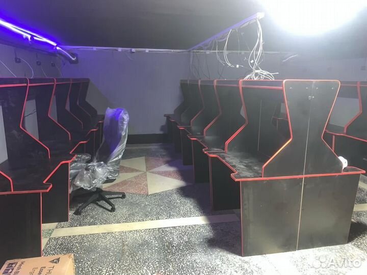 Компьютерные столы в игровой клуб