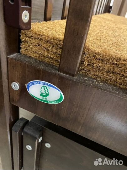 Детская кроватка с маятником и ящиком