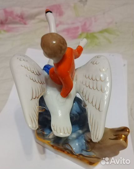 Фарфоровая статуэтка 