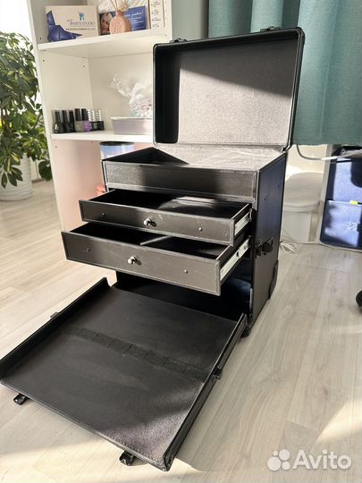 Косметичка чемодан на колесах