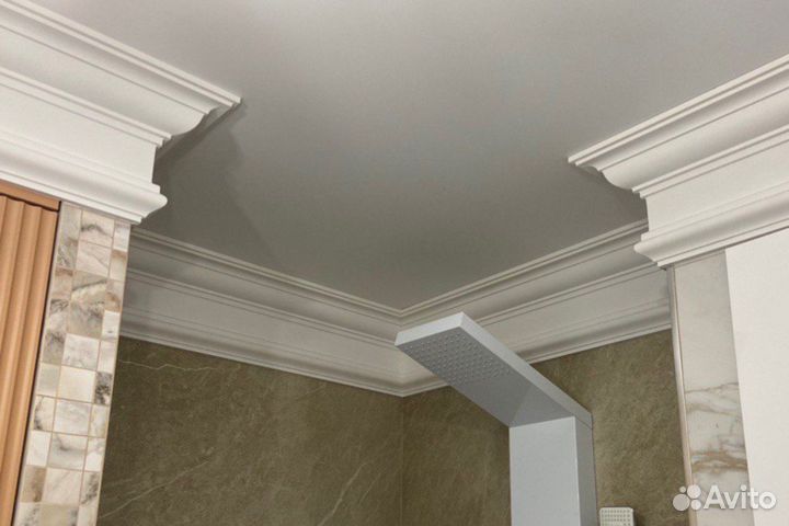 Установка потолочных карнизов и молдингов из полиу