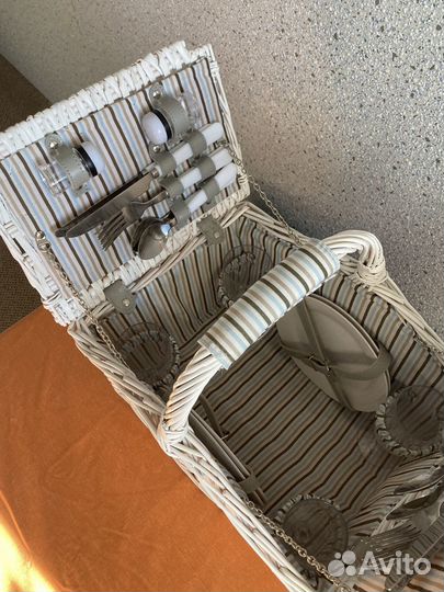 Плетёная белая корзина набор для пикника с посудой