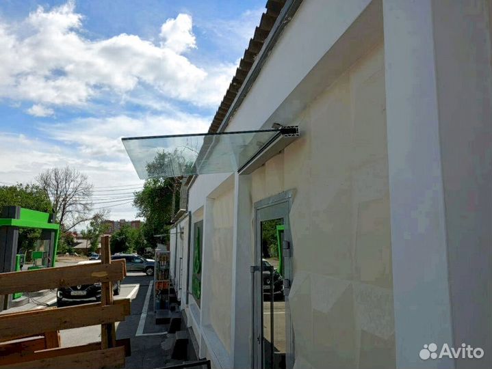 Козырек со стеклом на зажимной профиле