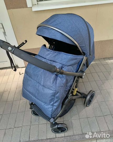 Прогулочная коляска с перекидной ручкой