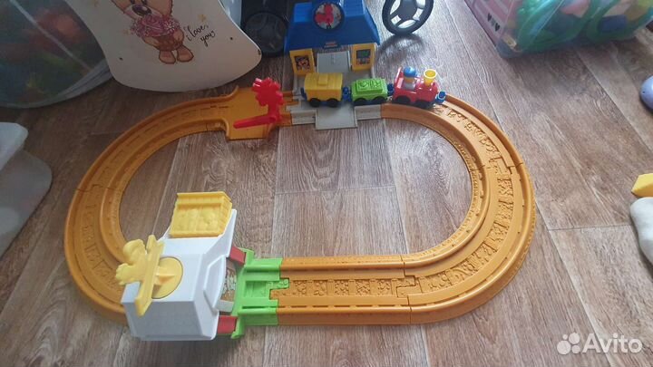 Слон Hasbro и железная дорога Fisher-Price